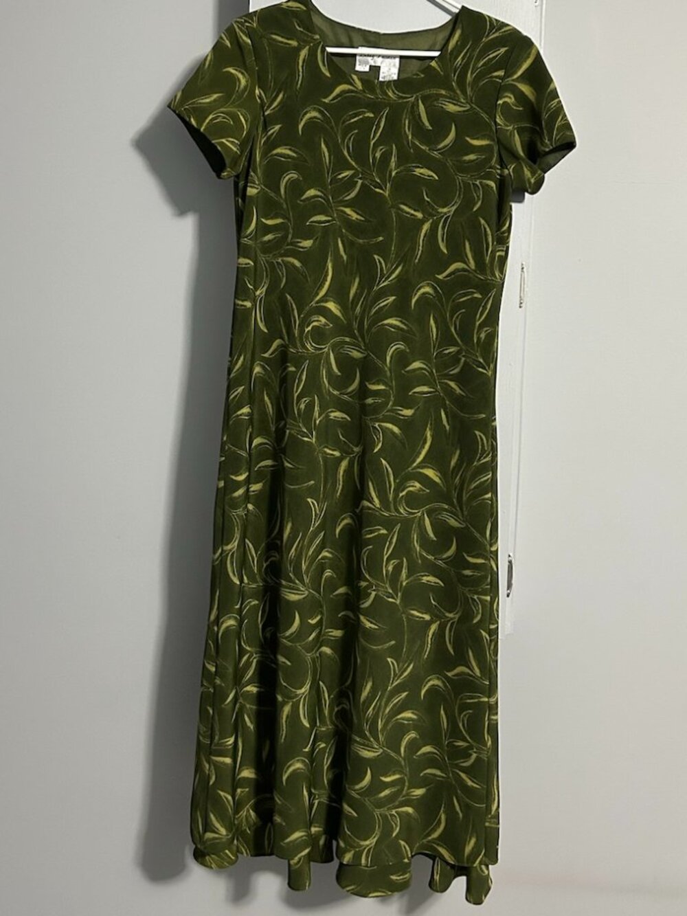 Betsy Lauren Dark Green/Light Green Leaf Print Lined‎ Maxi Dress Women's Size 10